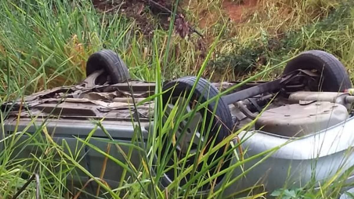 Mulher morre em grave acidente e outras pessoas ficam feridas após carro capotar e cair em ribanceira na BR-251 