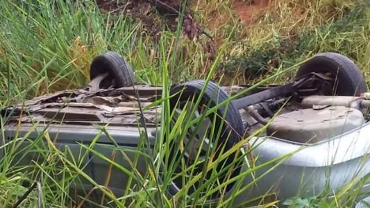 Carro ficou com as quatro rodas para cima após cair em ribanceira na BR-251