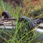 Mulher morre em grave acidente e outras pessoas ficam feridas após carro capotar e cair em ribanceira na BR-251