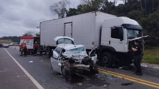 Carro ficou com frente destruída após bater em caminhão