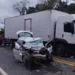 Batida frontal entre carro e caminhão mata duas pessoas na BR-120, na Zona da Mata de Minas