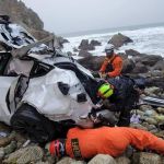 Carro da Tesla cai de um penhasco na Califórnia; quatro ocupantes sobrevivem
