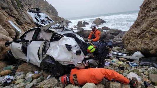 Carro ficou complemente destruído