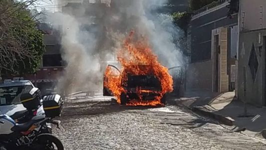 Carro ficou completamente destruído pelas chamas