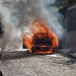 Vídeo: carro pega fogo no bairro Santa Tereza, em Belo Horizonte