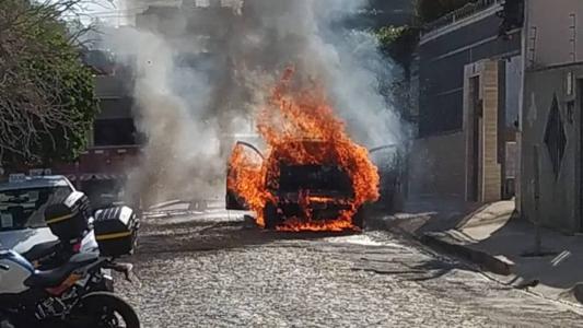 Carro ficou completamente destruído pelas chamas
