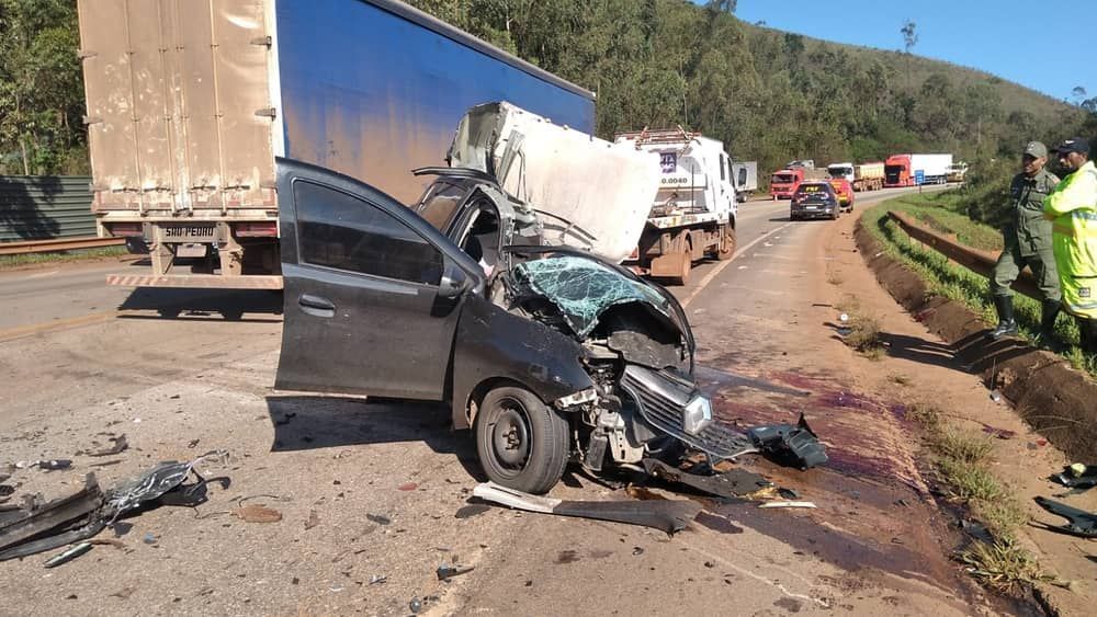 Batida entre carro e carreta mata duas pessoas na BR-040, em Itabirito