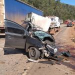 Batida entre carro e carreta mata duas pessoas na BR-040, em Itabirito
