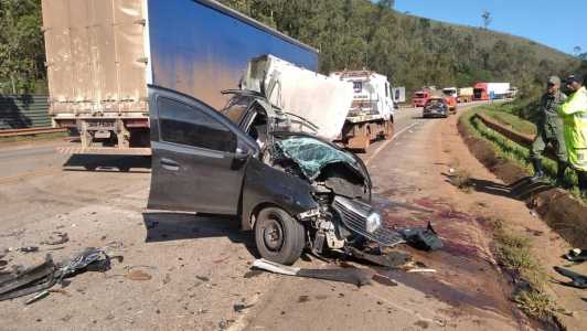 Carro ficou completamente destruído