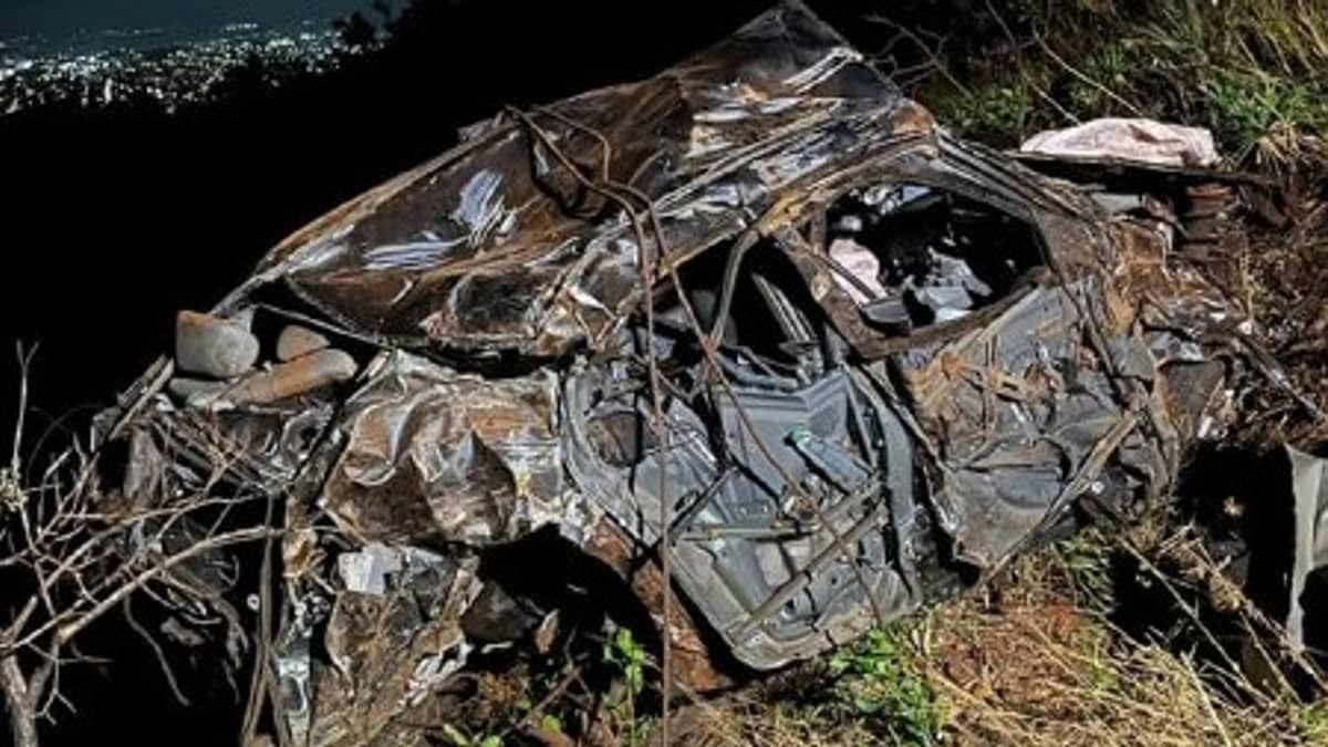 Vídeo: bombeiros usam helicóptero para resgatar motorista após carro capotar e cair na Serra do Rola Moça 