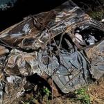 Vídeo: bombeiros usam helicóptero para resgatar motorista após carro capotar e cair na Serra do Rola Moça