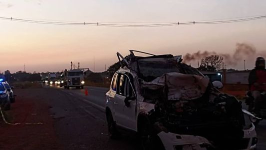 Carro ficou completamente destruído