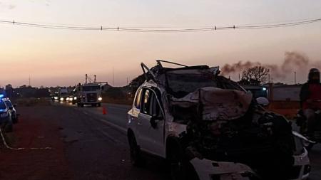 Carro ficou completamente destruído