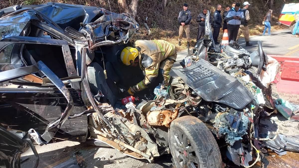 Acidente deixa três mortos em estrada de Minas; vídeo mostra resgate do Corpo de Bombeiros