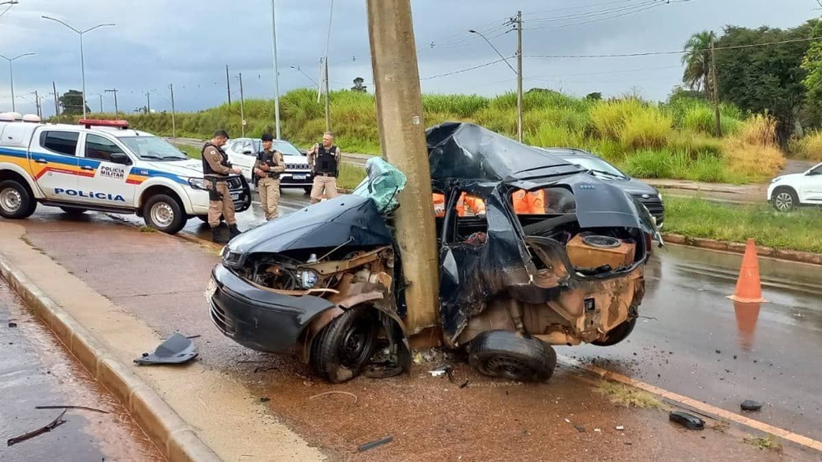 Carro bate em poste e motorista morre no interior de Minas  