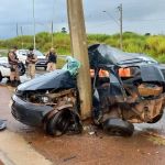 Carro bate em poste e motorista morre no interior de Minas  