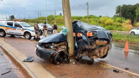 Carro ficou completamente destruído