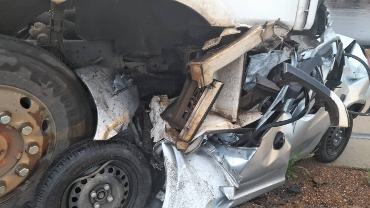Vídeo: duas pessoas morrem após carreta passar por cima de carro na BR-135 em Corinto 