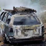 Vídeo: motorista percebe fumaça no motor, desce e carro pega fogo  