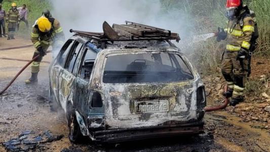 Carro ficou completamente destruído