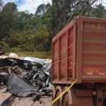 Batida entre carro e carreta deixa um morto e fecha BR-040, na Grande BH