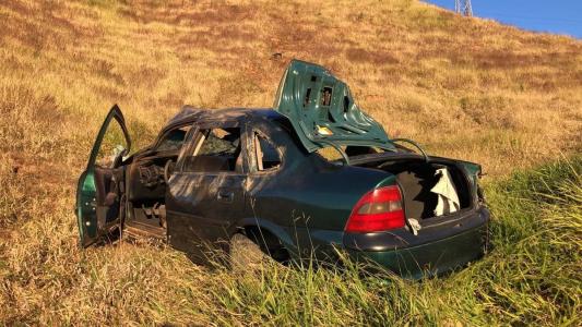 Carro ficou completamente destruído