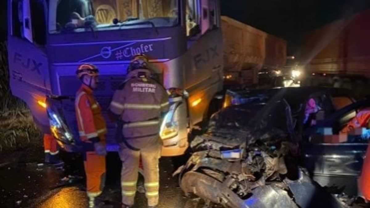 Batida entre carreta e carro deixa um ferido na BR-381, no trevo de Caeté 