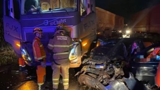 Carro ficou completamente destruído