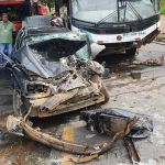 Acidente entre carro e ônibus deixa motorista em estado grave, na região Central de MG; veja imagens