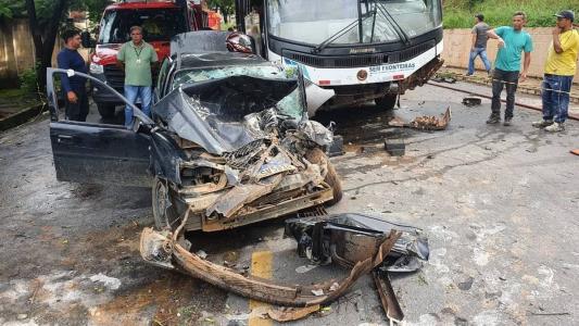 Carro ficou completamente destruído e motorista foi levado ao hospital