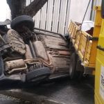 Caminhão perde freio e prensa veículo em árvore no bairro de Lourdes, em BH