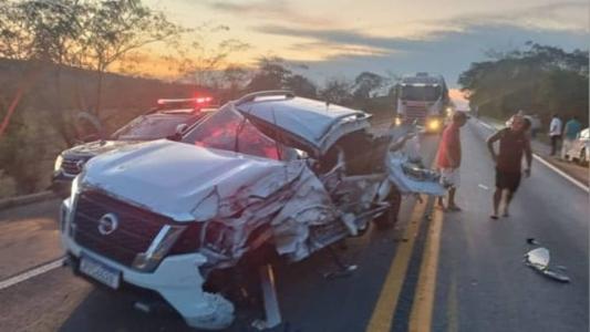 Carro ficou destruído com a batida