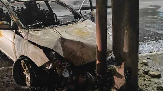 Carro ficou destruído; condutor se recusou a fazer o teste do etilômetro