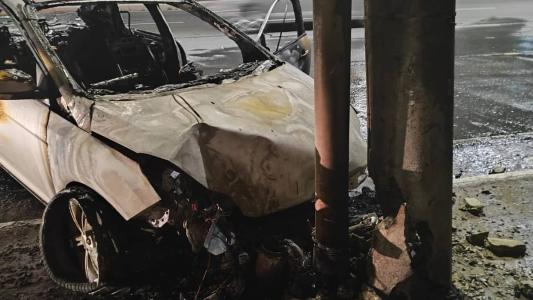 Carro ficou destruído; condutor se recusou a fazer o teste do etilômetro