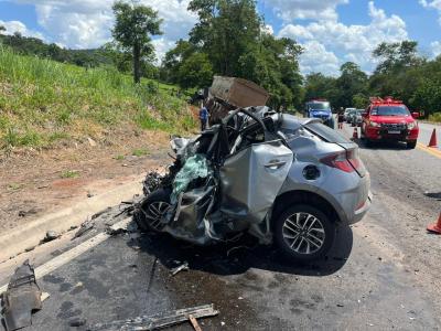 Carro ficou destruído com a força do impacto