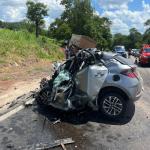 Minas Gerais: colisão entre carro e carreta deixa uma pessoa morta na BR-381