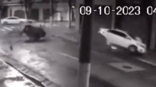 Carro ficou literalmente partido ao meio