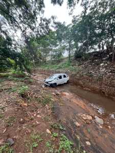 Carro ficou muito danificado com o acidente