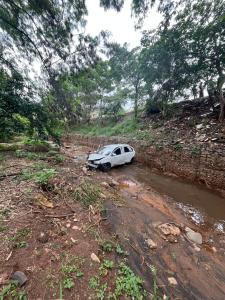 Carro ficou muito danificado com o acidente