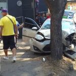 Motorista que dirigia enquanto segurava bolo bate o carro em Divinópolis (MG)