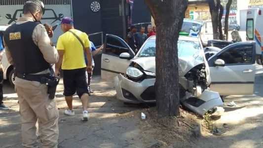 Carro ficou parcialmente destruído após atingir árvore em Divinópolis