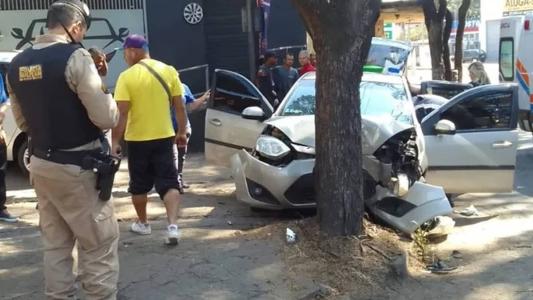 Carro ficou parcialmente destruído após atingir árvore em Divinópolis