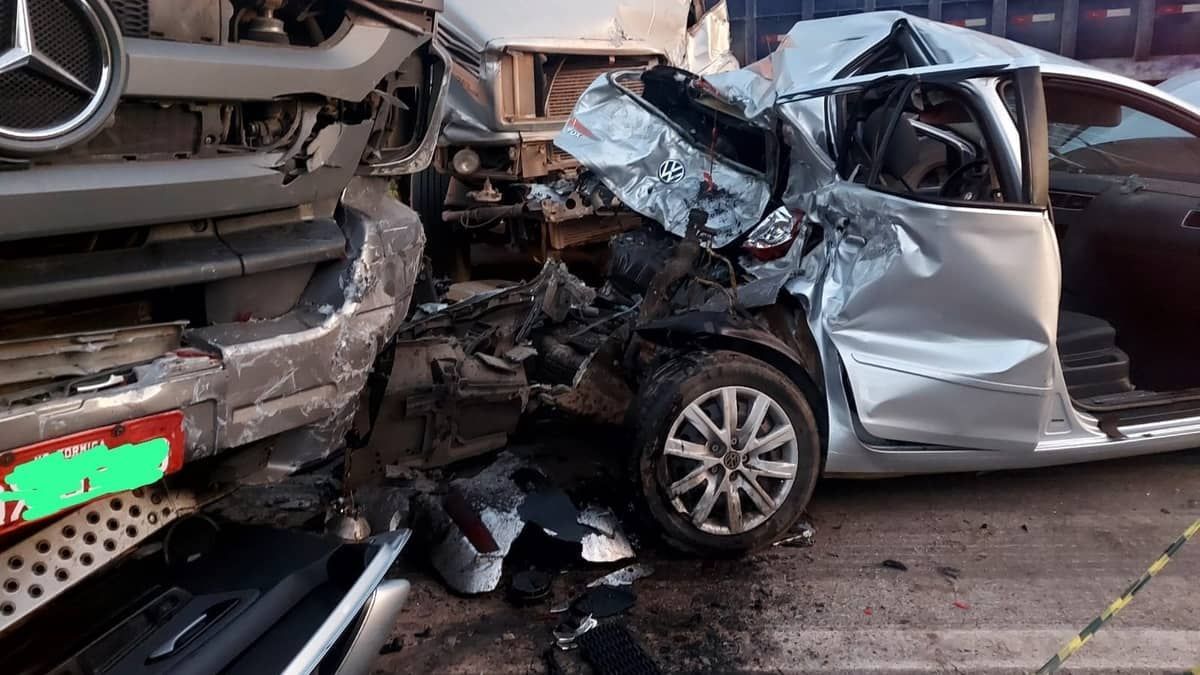 Carro fica preso entre dois caminhões após acidente na MG-50 no interior de Minas 