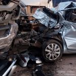 Carro fica preso entre dois caminhões após acidente na MG-50 no interior de Minas 