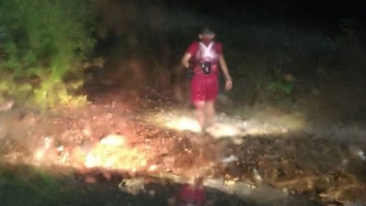 Carro ficou preso na estrada de terra durante forte chuva no interior de Minas