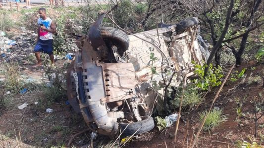 Carro ficou tombado após acidente