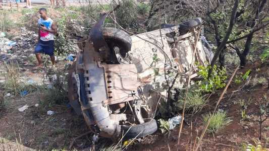 Carro ficou tombado após acidente