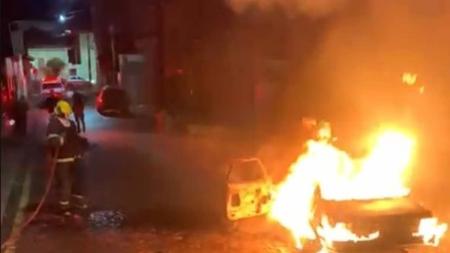 Carro foi completamente destruído peolo fogo