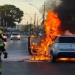 Carro pega fogo com motorista dentro e é completamente tomado por chamas