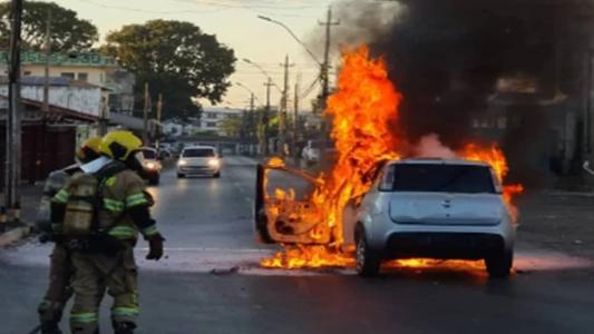 Carro foi completamente tomado pelas chamas